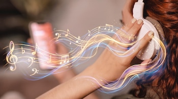 Una mujer con auriculares blancos sostiene un teléfono inteligente del cual se desprenden gráficos con forma de notas musicales.
