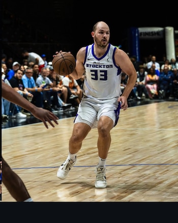 Jon Elmore hizo su estreno en un partido de pretemporada de la NBA con la camiseta de San Antonio Spurs
