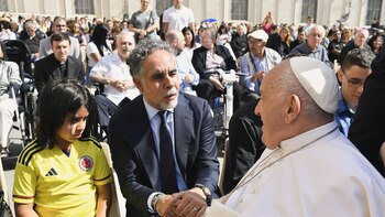 Armando Benedetti recibió la bendición del Papa Francisco: “Ha sido uno de los mejores momentos vividos con mi familia”