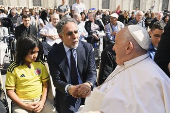 El político colombiano destacó que la bendición papal le proporciona renovado ánimo para enfrentar sus retos personales y profesionales - crédito @AABenedetti / X