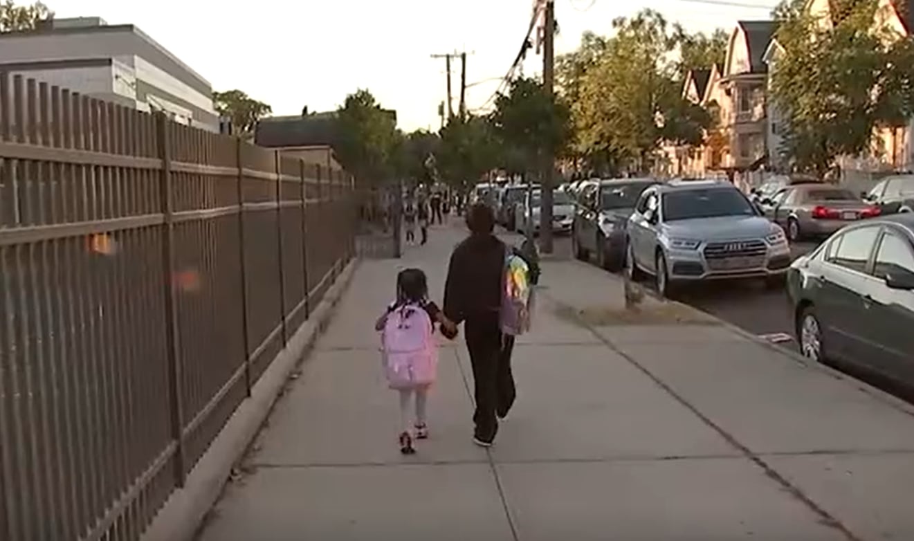 La política “off and away” de Newark exige que los celulares no estén en vibración ni en silencio y prevé confiscación y sanciones disciplinarias por incumplimiento (ABC 7)