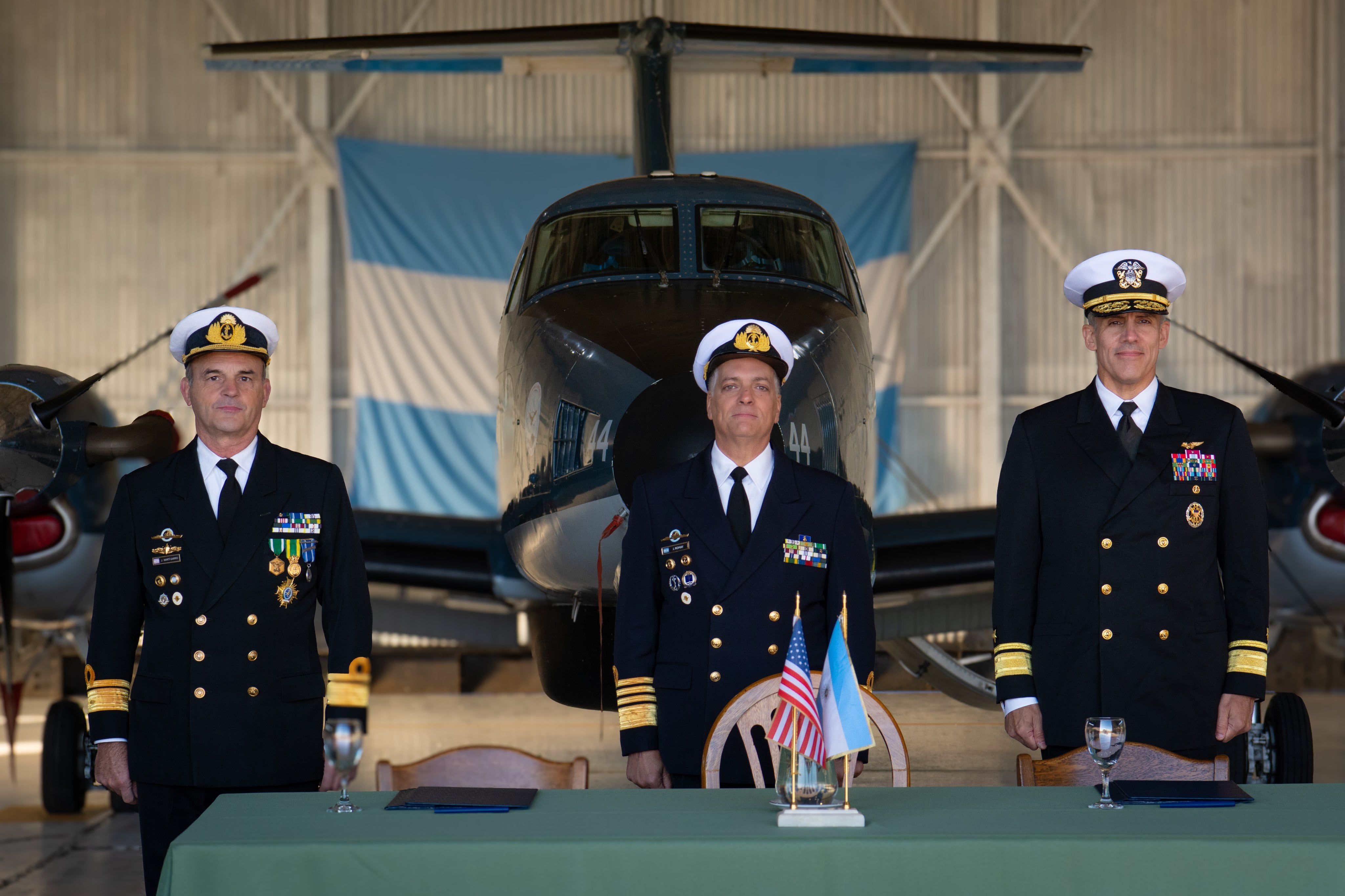 El contraalmirante Carlos Sardiello (de la Cuarta Flota de los Estados Unidos) y el Almirante Juan Carlos Romay (Jefe del Estado Mayor General de la Armada Argentina) firmaron recientemente una Carta de Intención