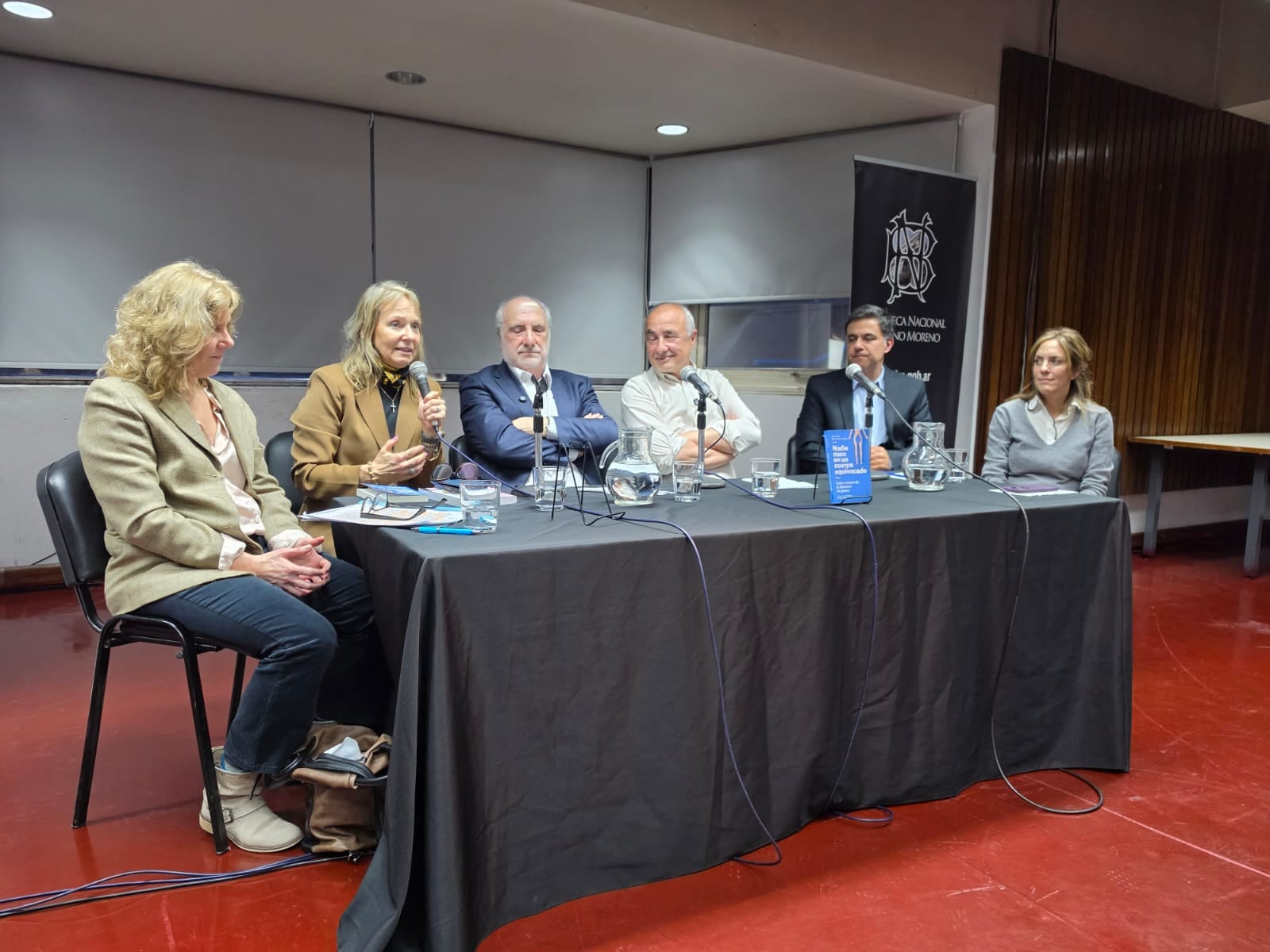 Presentación del libro en la Biblioteca Nacional. De izq a der: María José Binetti, Úrsula Basset, Marino Pérez Álvarez, José Errasti, Marcelo Salomón (Padres Unidos) y Grace Spinelli (Padres Unidos)