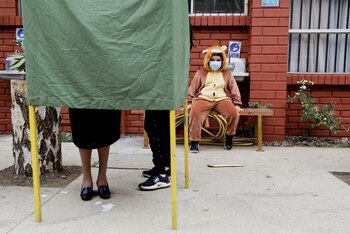 Un niño espera mientras lo