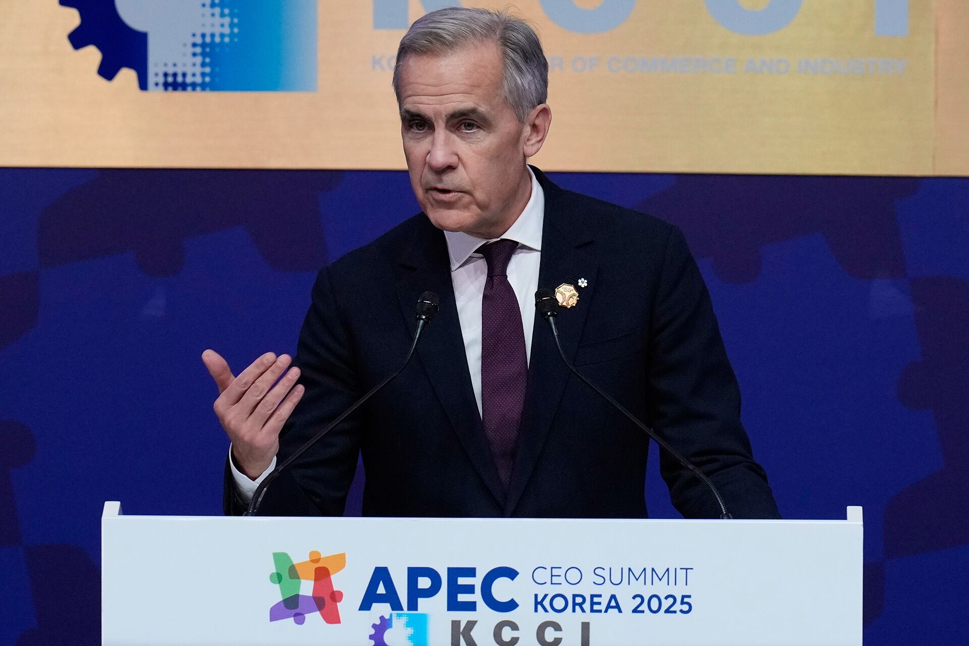 El primer ministro canadiense Mark Carney pronuncia un discurso de apertura en la cumbre de directores ejecutivos del Foro de Cooperación Económica Asia-Pacífico (APEC) en Gyeongju, Corea del Sur, el viernes 31 de octubre de 2025. (Foto AP/Ng Han Guan)