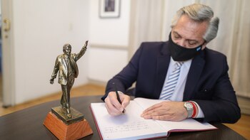 Alberto Fernández junto a una