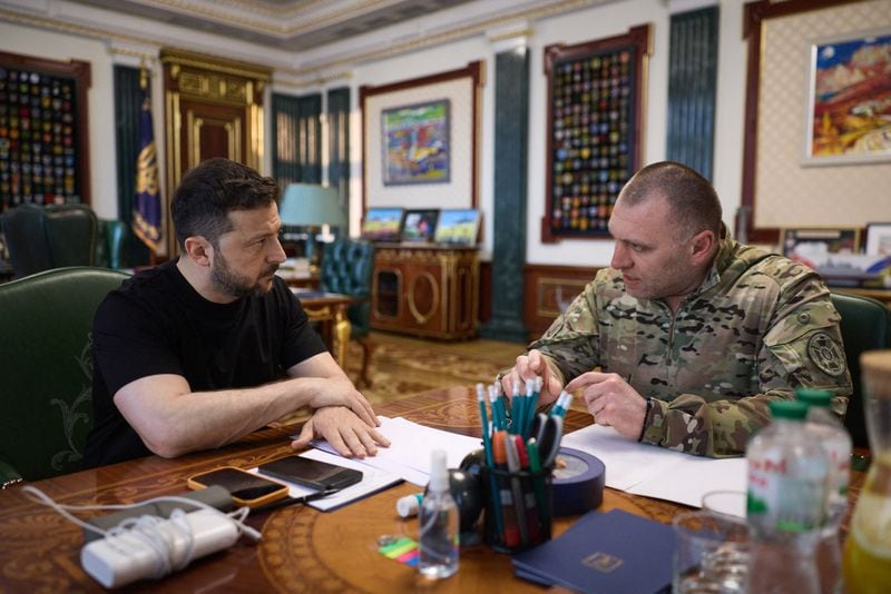 El presidente de Ucrania, Volodímir Zelensky, y el jefe del Servicio de Seguridad de Ucrania, Vasyl Maliuk, asisten a una reunión, en medio del ataque de Rusia a Ucrania, en Kiev, Ucrania, en esta imagen de archivo difundida el 1 de junio de 2025 (Servicio de Prensa de la Presidencia de Ucrania/vía REUTERS)