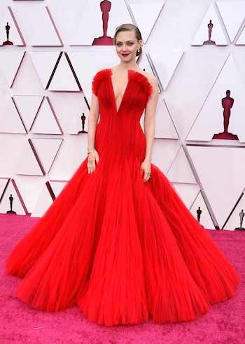 Vestido de tul rojo voluminoso