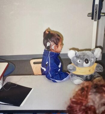 A los dos años, Mikaela