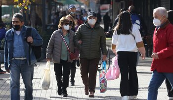 Personas caminan por una calle