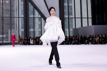 El blanco y el negro, dos colores ícono de la paleta cromática de Carolina Herrera. En pasarela, una pieza strapless confeccionada en organza y seda con volumen combinada con pantalón sastrero y stilettos en punta con taco chupete