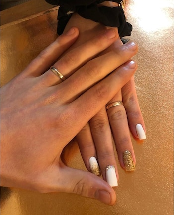 Los anillos de su compromiso.