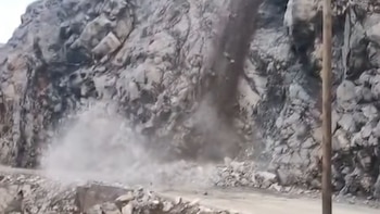 Las intensas lloviznas vienen debilitando las laderas de los cerros y favoreciendo la caída de piedras y rocas sobre la vía - Créditos: Captura de pantalla de Latina.