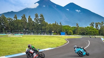 Una carrera de motocicletas termina en una trifulca en el Autódromo Los Volcanes de Guatemala