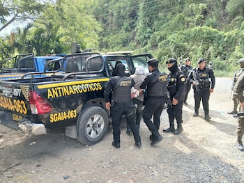Gregorio Gómez Paiz, guatemalteco de 44 años, fue detenido en Chiapas y entregado a Guatemala por una orden de aprehensión vinculada con homicidio en grado de tentativa y otros delitos.