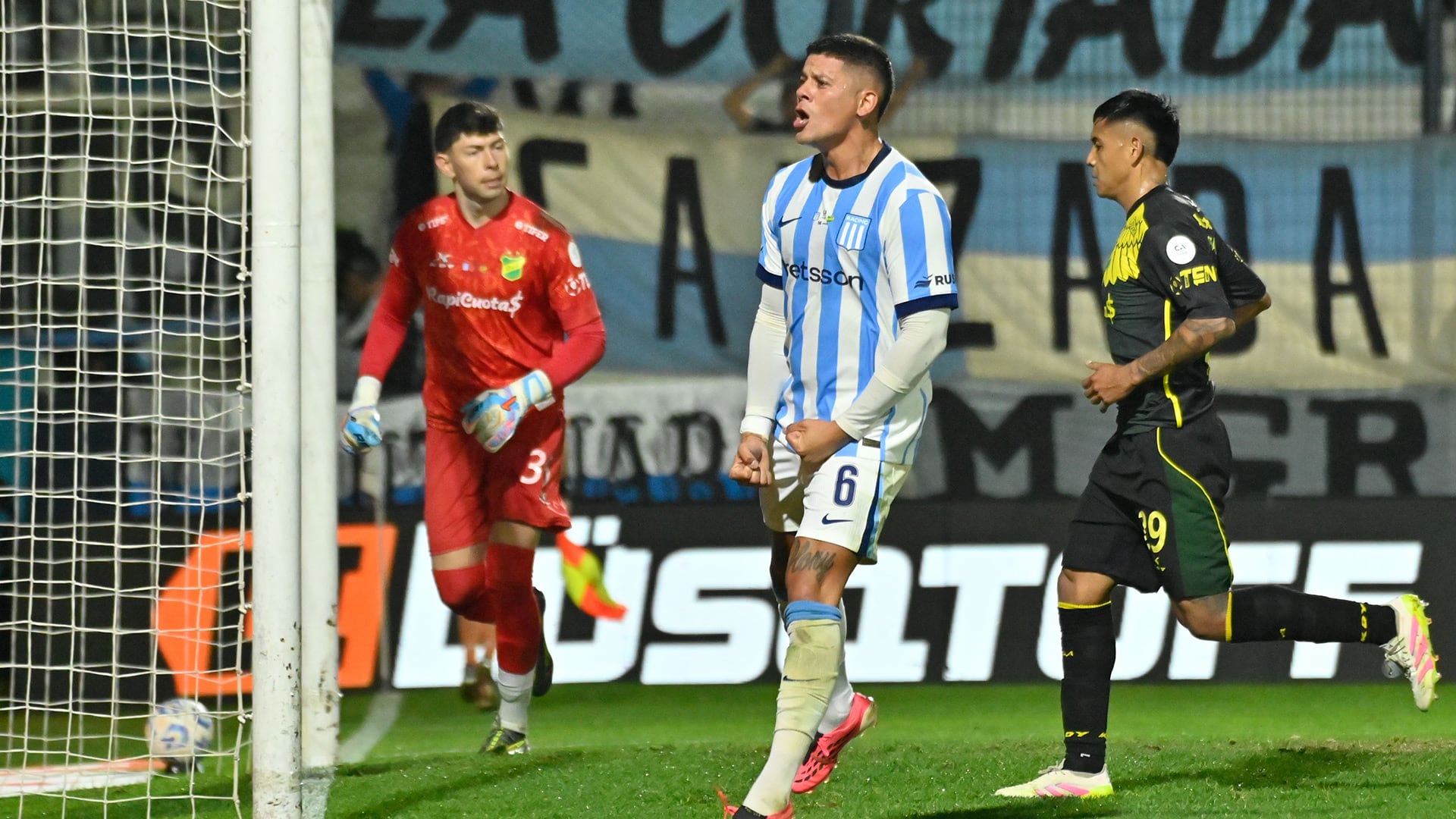 Racing goleó a Defensa y pasó a octavos de final (Fotobaires)