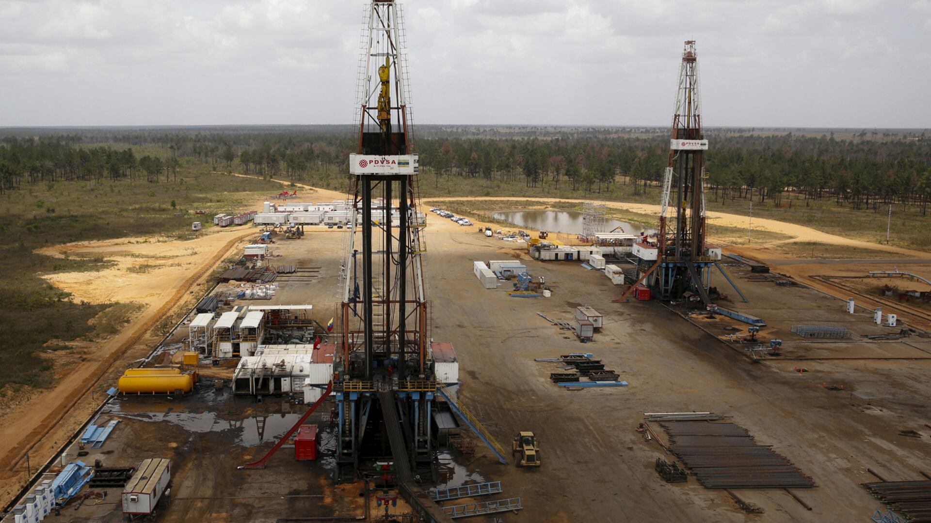 La mayor parte de ese petróleo se ubica en la Faja del Orinoco y se trata de un tipo de crudo extrapesado, con un alto contenido de azufre, para cuya extracción es necesario utilizar diluyentes químicos que permiten su transporte