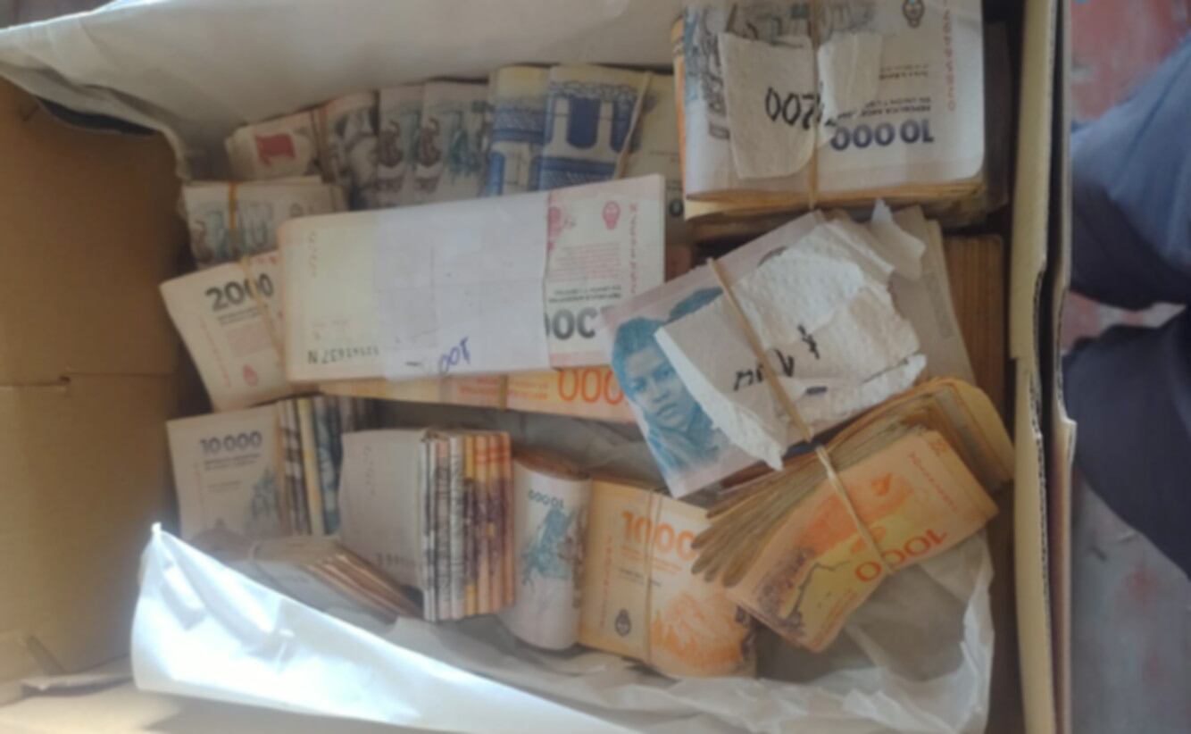 El dinero secuestrado durante el allanamiento al campo de Mar de Chiquita (Fiscales.gob.ar)