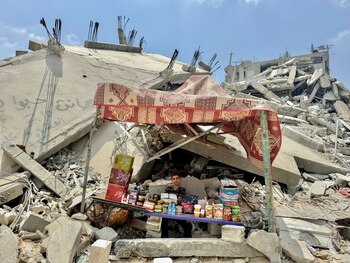 Un niño palestino sentado entre