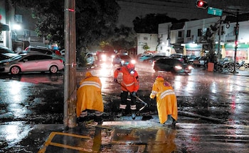 Personal de Protección Civil realiza labores de limpieza de tragantes durante una intensa lluvia para prevenir inundaciones urbanas (Cortesía Protección Civil).