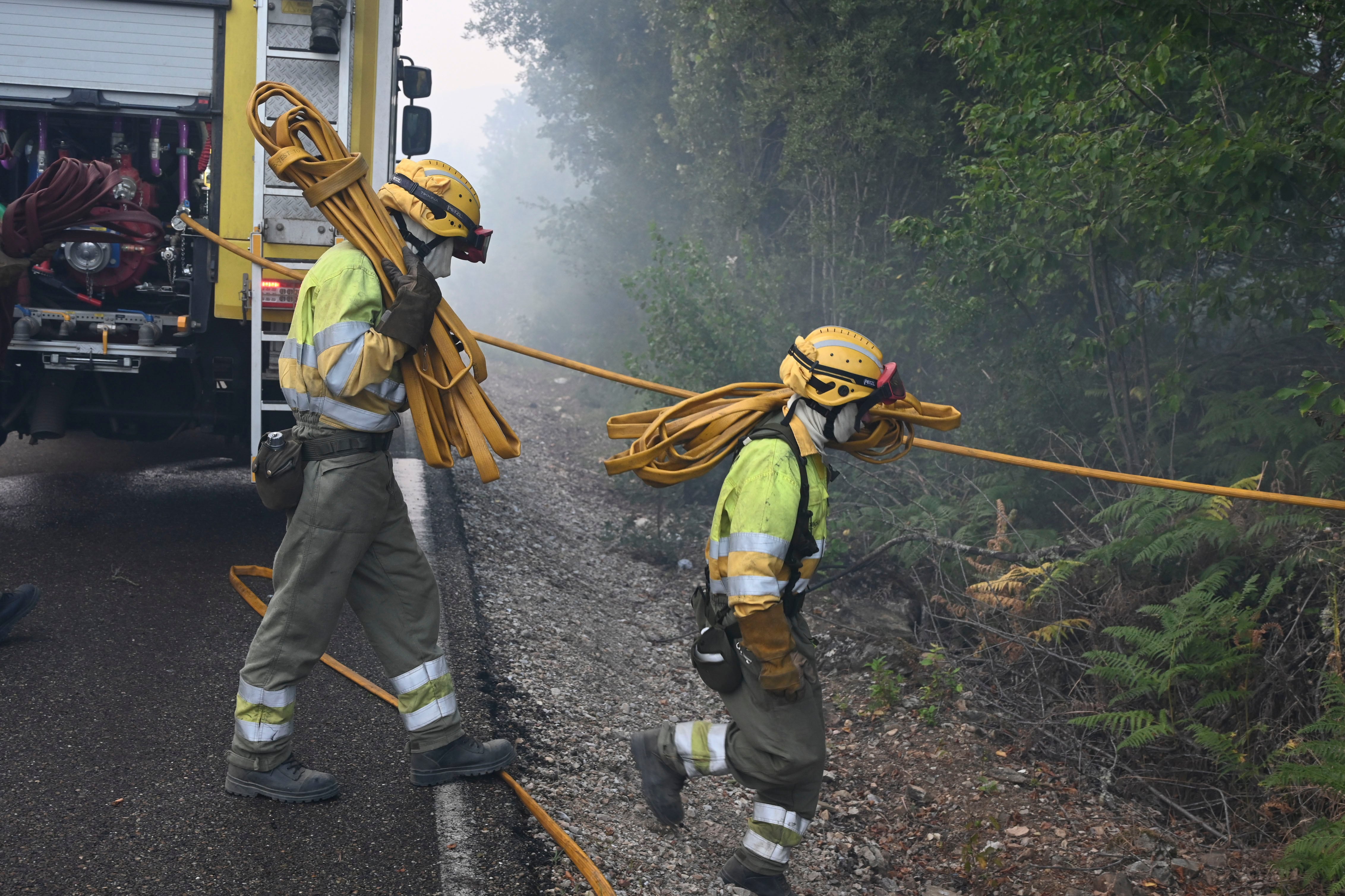 Bomberos en labores de extinción del incendio de nivel 2 que se ha declarado en la localidad leonesa de La Utrera. (EFE/J.Casares)