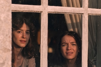Elinor y Marianne Dashwood enfrentan un futuro incierto tras perder la casa familiar.(Focus Features via AP)