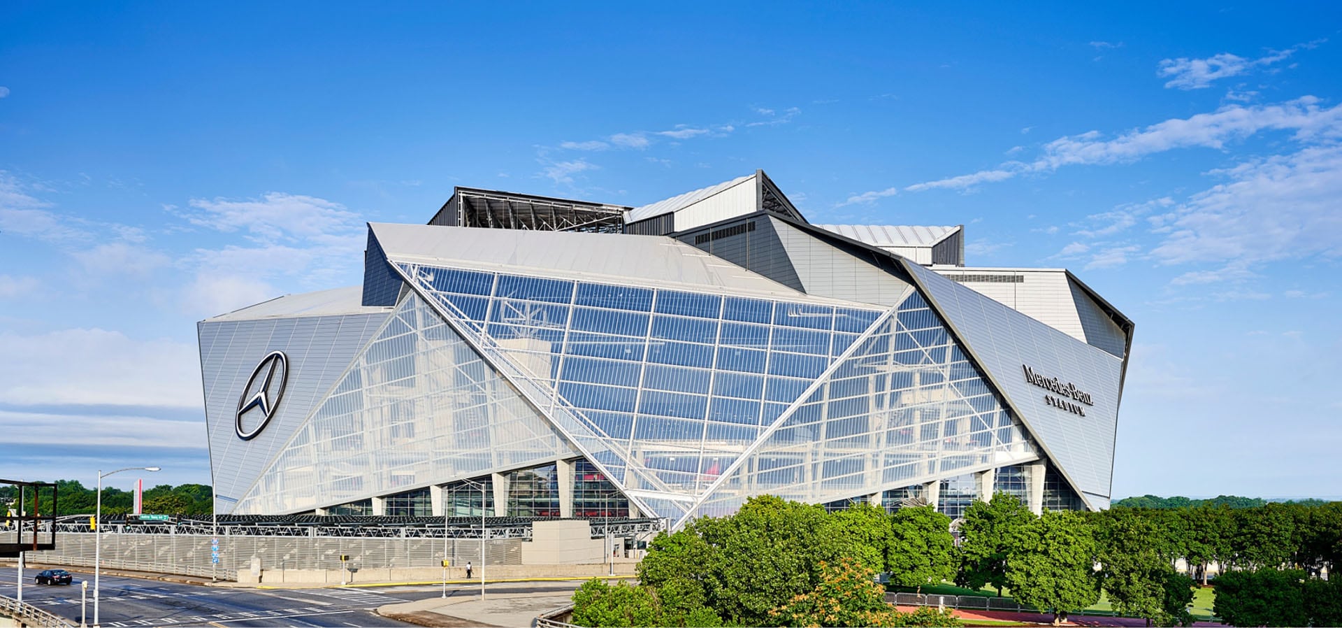 El Mercedes-Benz Stadium en Atlanta destaca por su certificación LEED Platino y sistemas avanzados de energía solar. (Foto: Mercedes-Benz Stadium)