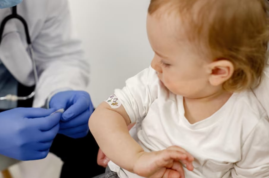 El resurgimiento de la enfermedad coincide con la disminución en los niveles de inmunización infantil en distintas regiones del país (Freepik)