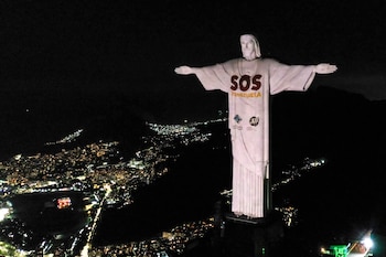 Fotografía aérea del monumento del Cristo Redentor este jueves, con una proyección en homenaje a las víctimas de los terremotos que azotaron a Venezuela la semana pasada, en Río de Janeiro (Brasil) (EFE/Renato Spyrro)