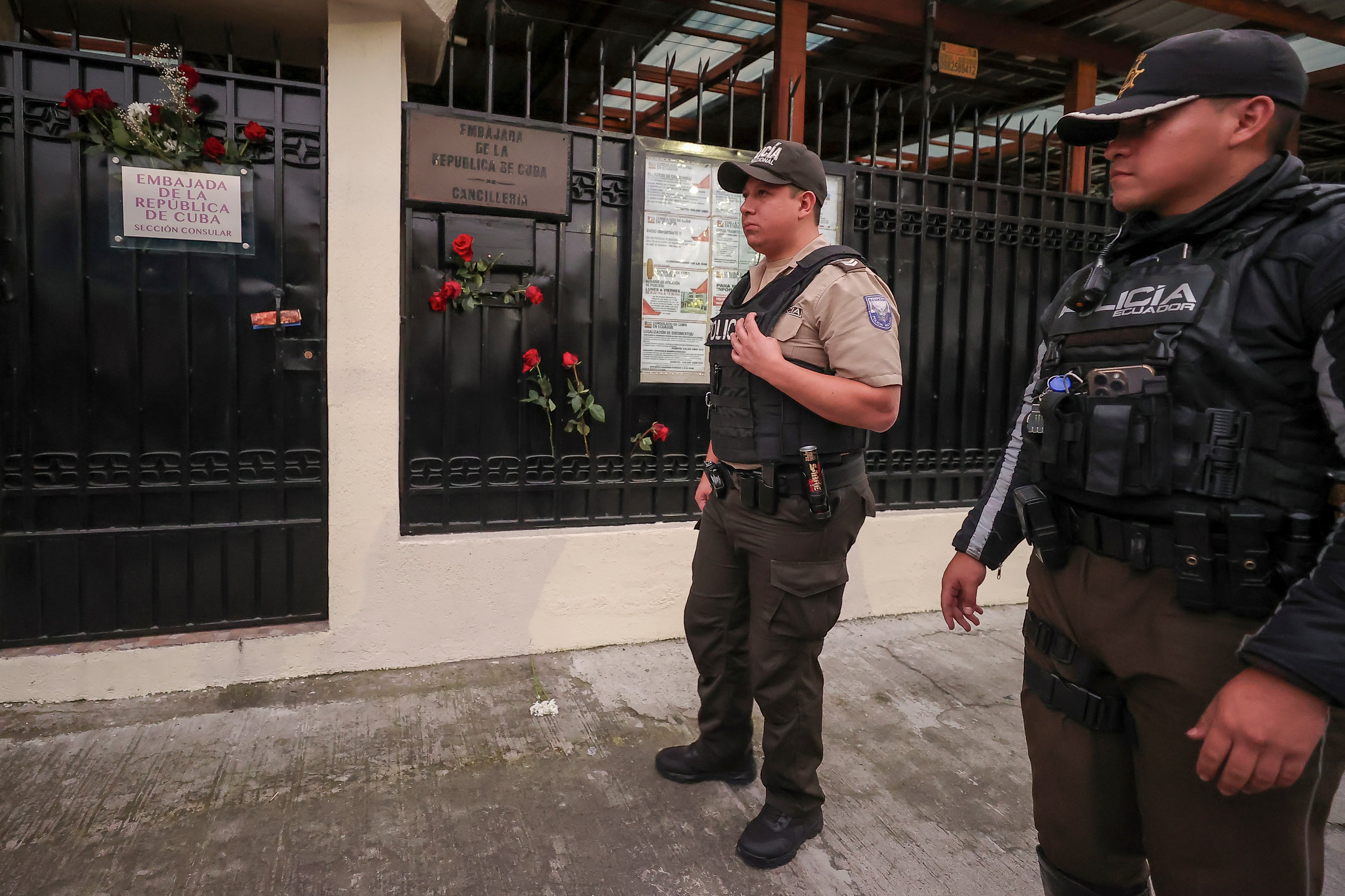 Integrantes de la Policía de Ecuador custodian la Embajada de Cuba este miércoles, en Quito (Ecuador). EFE/ José Jácome