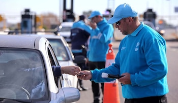 Un agente de control de tránsito de la Provincia de Buenos Aires revisa los documentos de un automovilista