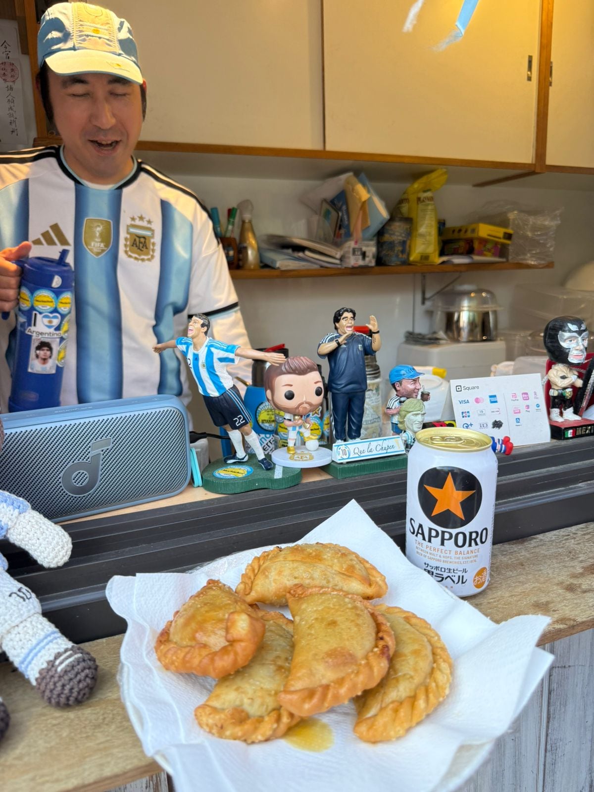 Las empanadas se pueden comer junto a un fernet con cola, una cerveza argentina o la clásica cerveza japonesa Sapporo