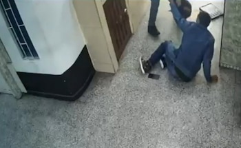 El propietario de la joyería resultó herido tras ser golpeado, mientras que uno de los delincuentes sufrió una herida accidental durante el asalto - crédito captura de pantalla Noticias Caracol/X
