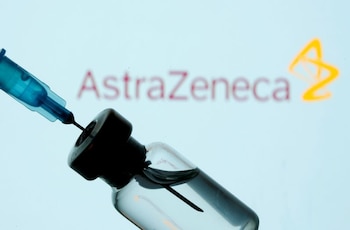 FOTO DE ARCHIVO: Un vial y una jeringa se ven delante de un logotipo de AstraZeneca en esta ilustración tomada el 11 de enero de 2021. REUTERS/Dado Ruvic/Ilustración
