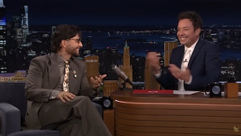El artista contó que 'Loco x Volver' representa un regreso a su esencia y un tributo a su infancia, su familia y su tierra natal - crédito captura de pantalla el Show de Jimmy Fallon