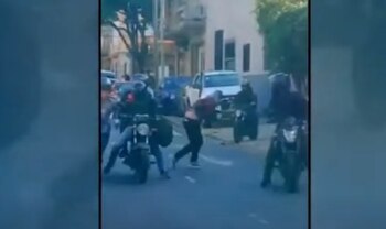 Los motochorros en pleno robo: