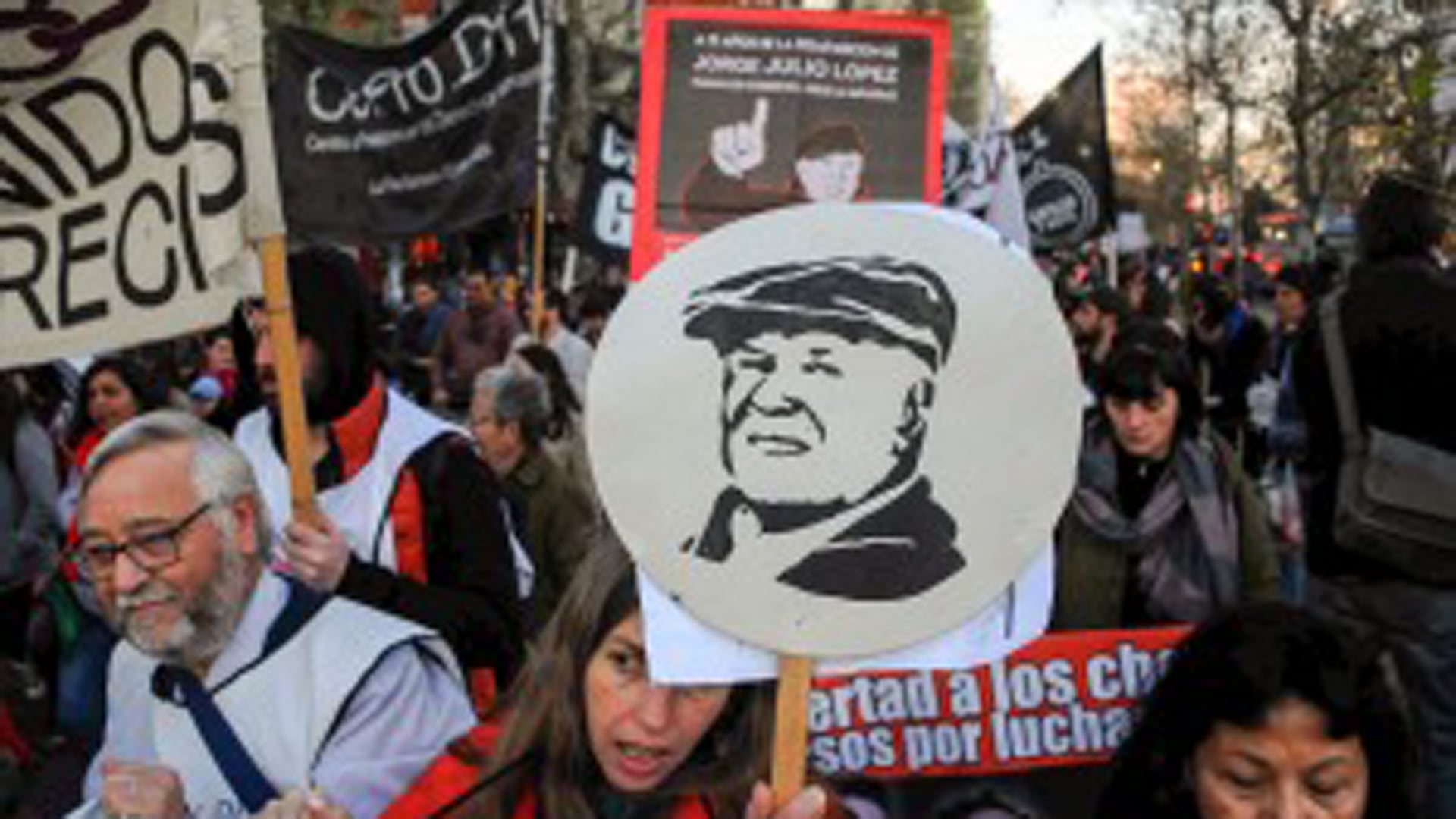 Organizaciones sociales marcharon en La Plata al cumplirse trece años de la segunda desaparición de Jorge Julio López (Télam)