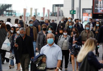 Las tasas de letalidad en países con enmascaramiento obligatorio o forzoso en toda la población se han mantenido bajas REUTERS/Charles Platiau