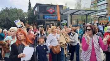 Vecinos afectados por el anteproyecto de la Comunidad de Madrid que quiere pasar dos estaciones de metro de la línea 1 a la 4 durante la concentración a 7 de abril de 2026 (@madriznorte)