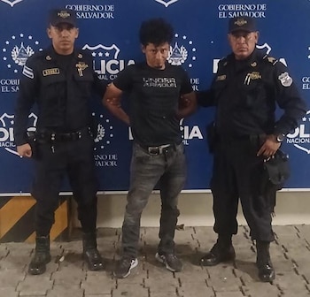 La PNC atribuye a Cabezas Mazariego antecedentes penales desde 2009 por agrupaciones ilícitas, drogas y resistencia. (Foto cortesía Policía Nacional Civil de El Salvador)