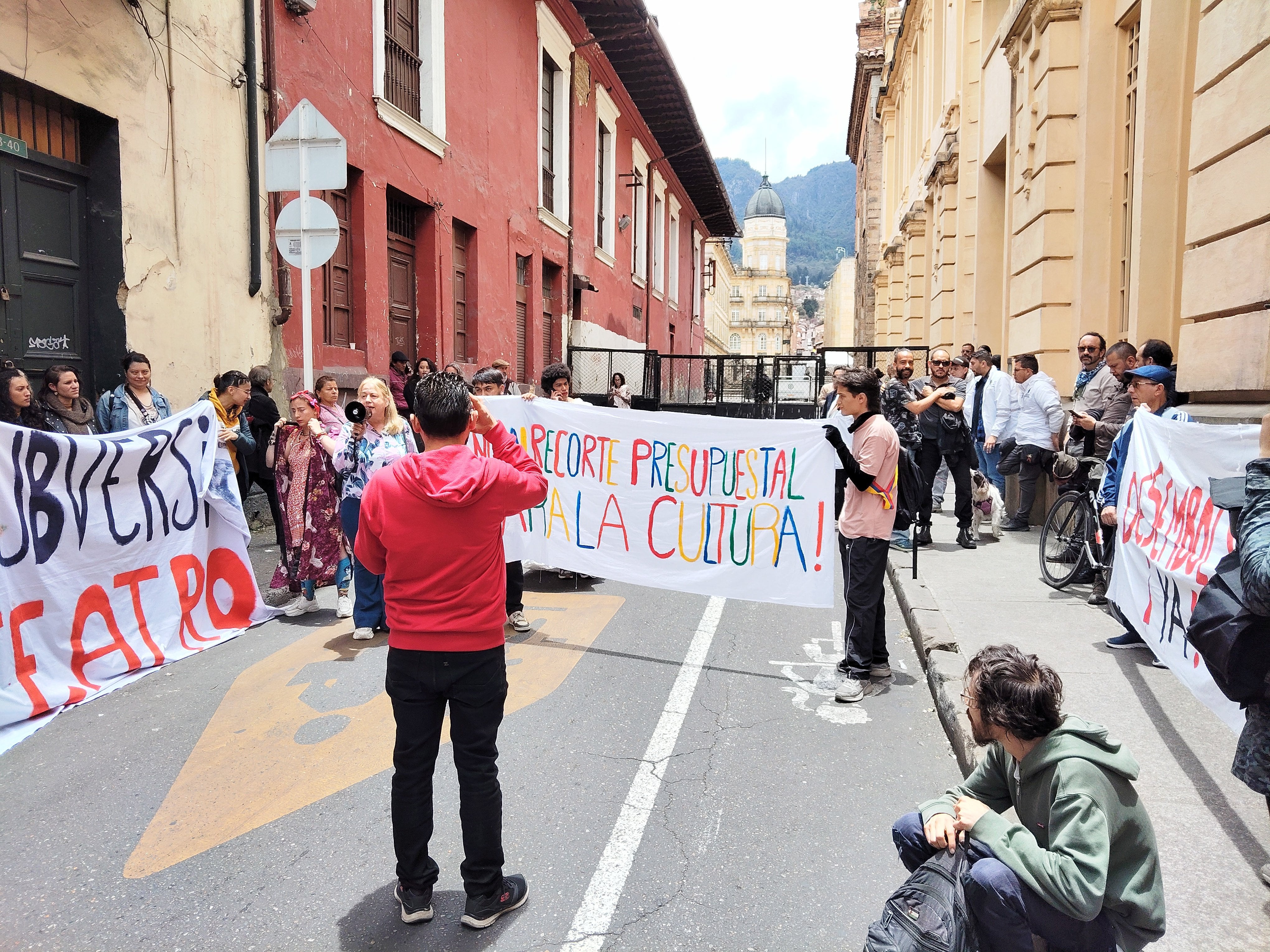 Artistas y gestores culturales realizaron un plantón en Bogotá para exigir al Ministerio de Cultura que proteja el sector de recortes presupuestales y de la cancelación de estímulos - crédito @@IngridLiluT/X