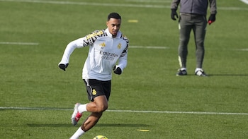 Trent Alexander-Arnold completa la sesión