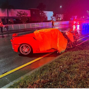 La Ferrari roja quedó destrozada,