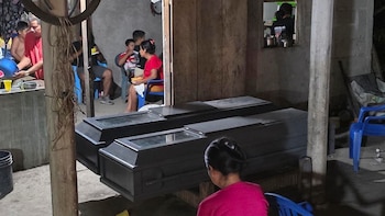 “Nos sentimos aterrorizados”: padre sepulta a dos de sus hijos asesinados en masacre en Colón, Honduras