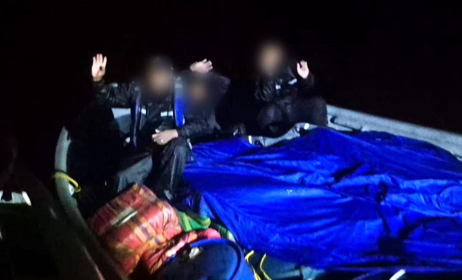 Tres personas, dos colombianos y un ecuatoriano, fueron capturadas mientras transportaban la droga en una lancha rápida hacia Centroamérica - crédito prensa Armada de Colombia