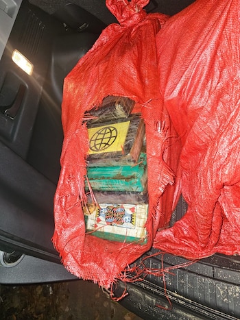 Los ocupantes del vehículo escaparon antes de ser detenidos, por lo que la Policía desplegó un dispositivo de búsqueda para tratar de localizarlos. (Foto: Policía Nacional)