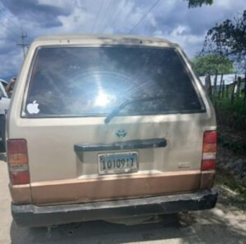 Un conductor fue interceptado en flagrancia transportando mercancías de presunto contrabando. A kilómetros de distancia, un allanamiento con unidad SWAT dejó al descubierto un arsenal y un vehículo registrado a nombre de un tercero. (Foto cortesía Policía Nacional)