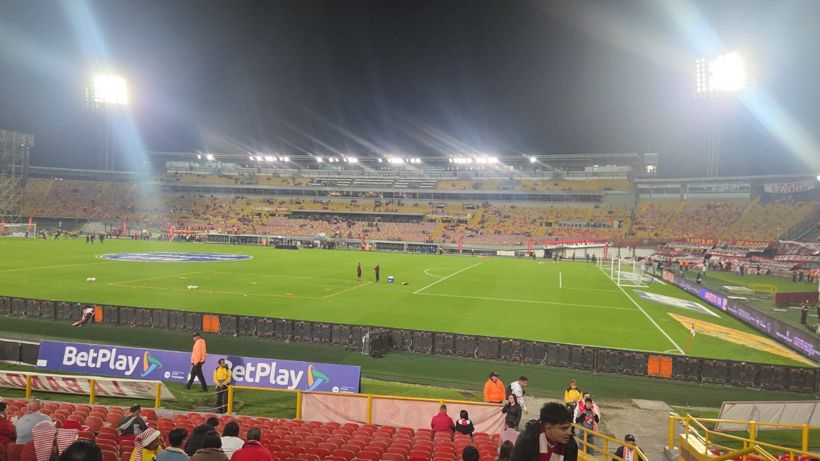Poco a poco se va llenando el estadio El Campín para el partido de Santa Fe vs. Tolima - crédito Alejandro Rodríguez/Infobe Colombia
