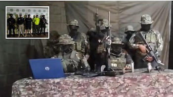 Con fusiles y uniformes, grupo