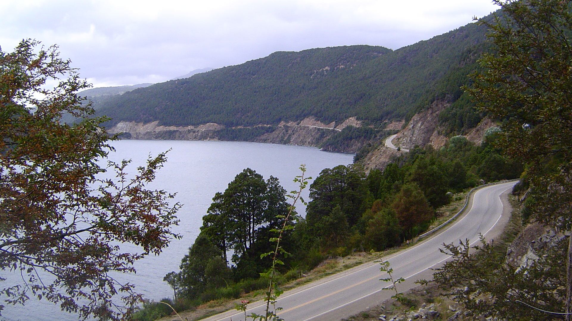 El proyecto oficial busca incorporar a los lagos Meliquina y Lolog al emblempatico circuito patagónico